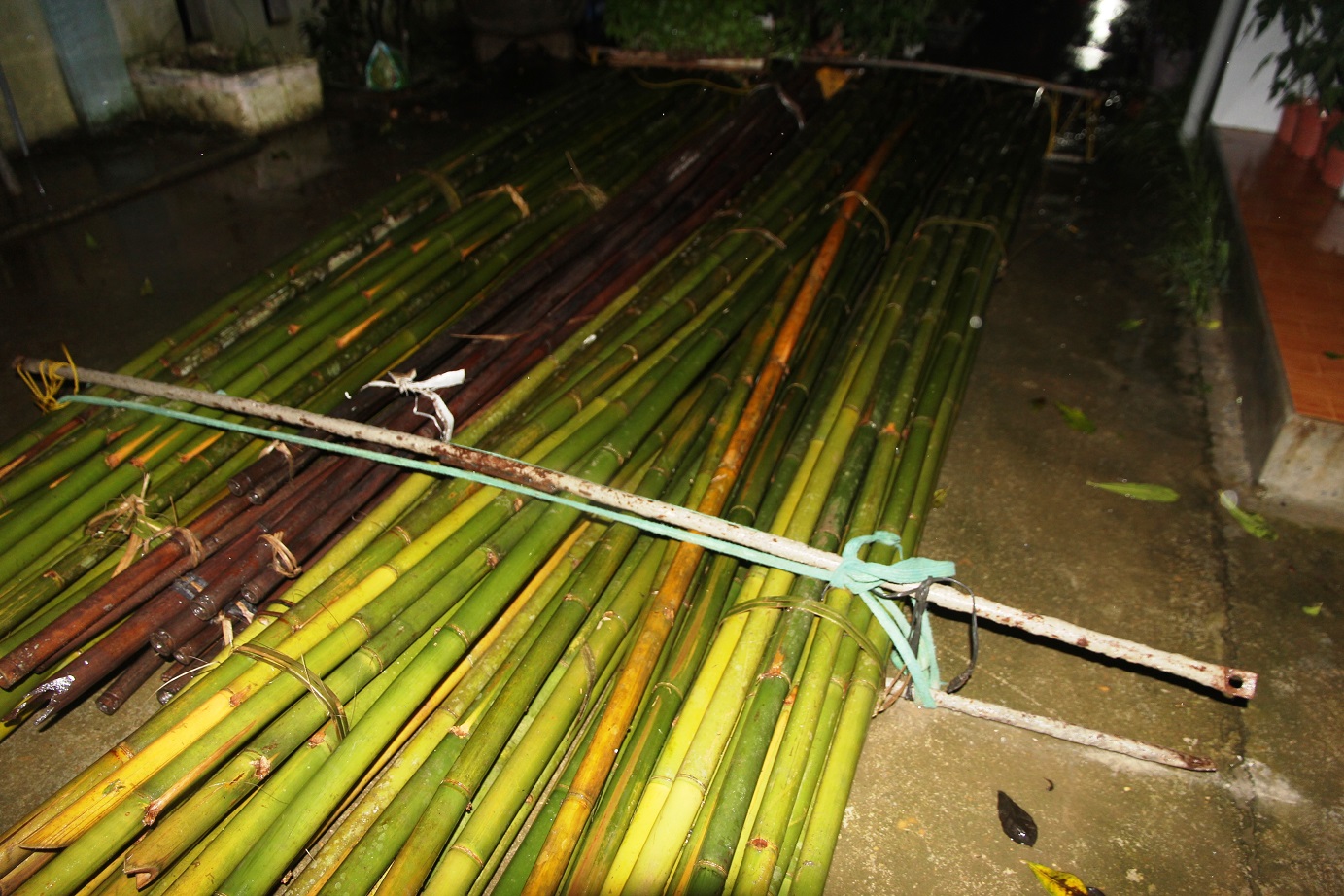 Các hộ dân kết bè tre để di chuyển trong lũ