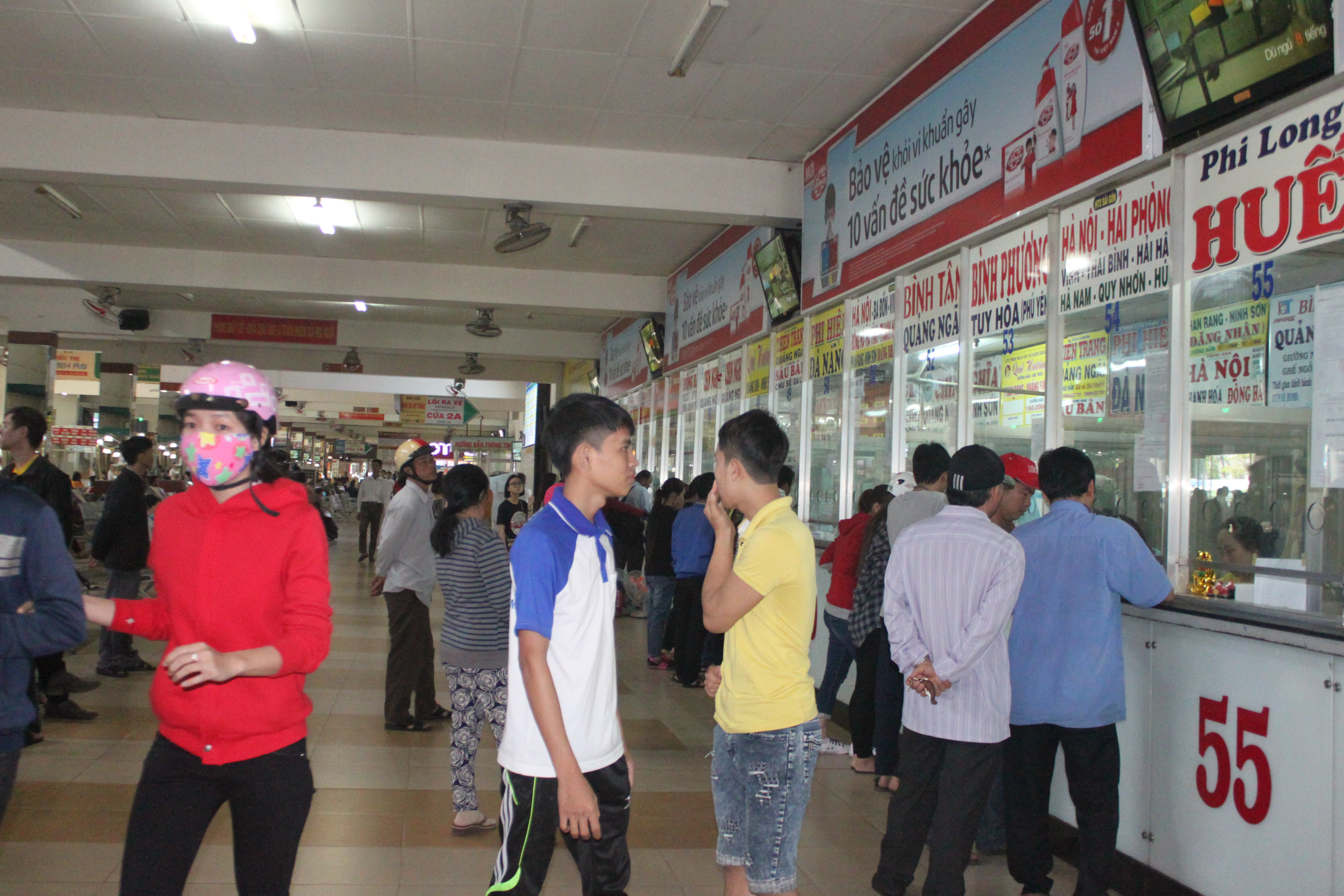 Năm nay người d&acirc;n trở về bến mua v&eacute; &iacute;t hơn mọi năm n&ecirc;n kh&ocirc;ng xảy ra chen lấn. 