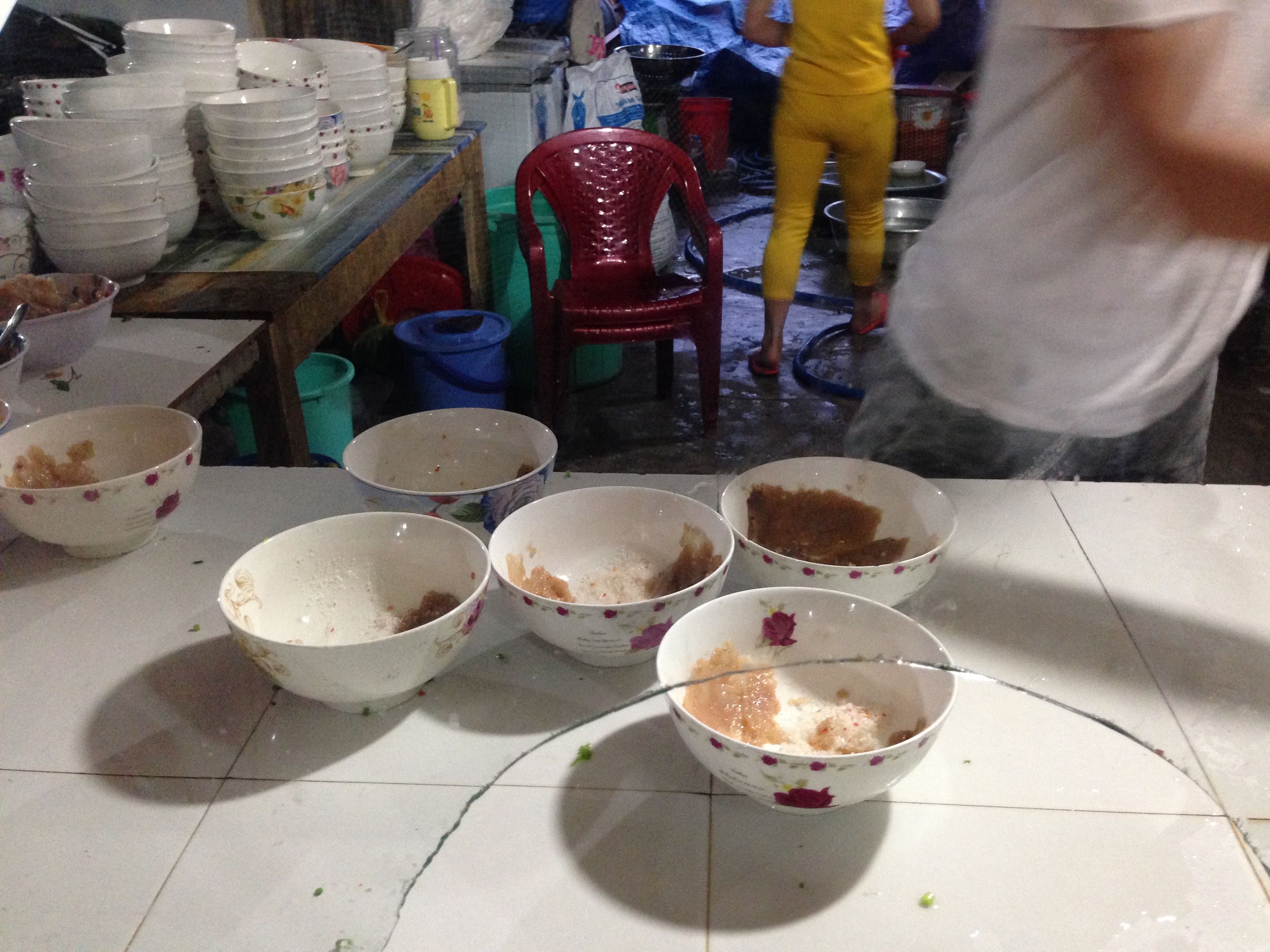 
Quết t&ocirc;m, c&aacute; xay nhuyễn v&agrave;o th&agrave;nh t&ocirc;. Ảnh: P.Nhi
