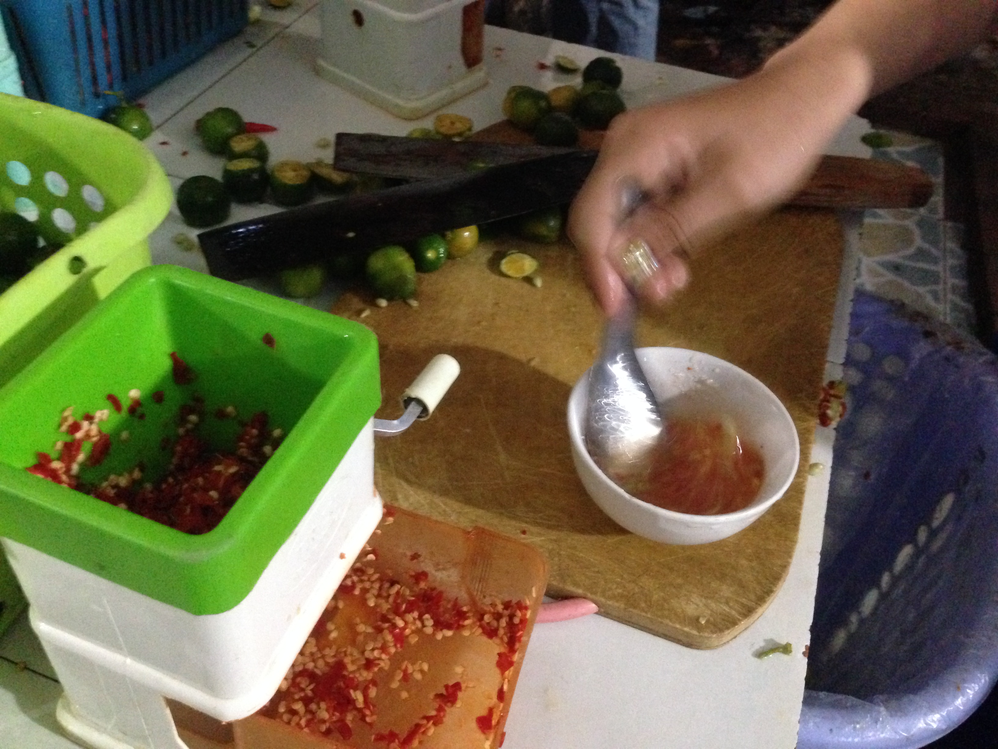 
L&agrave;m nước chấm muối ớt chanh rất c&ocirc;ng phu. Ảnh: P.Nhi

