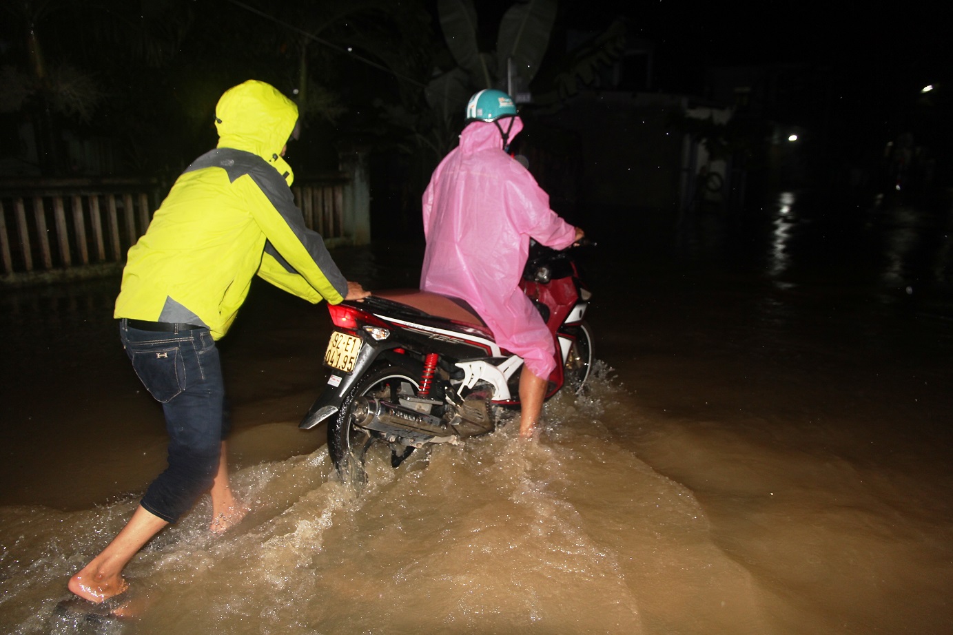 Người dân giúp nhau trong mưa lũ