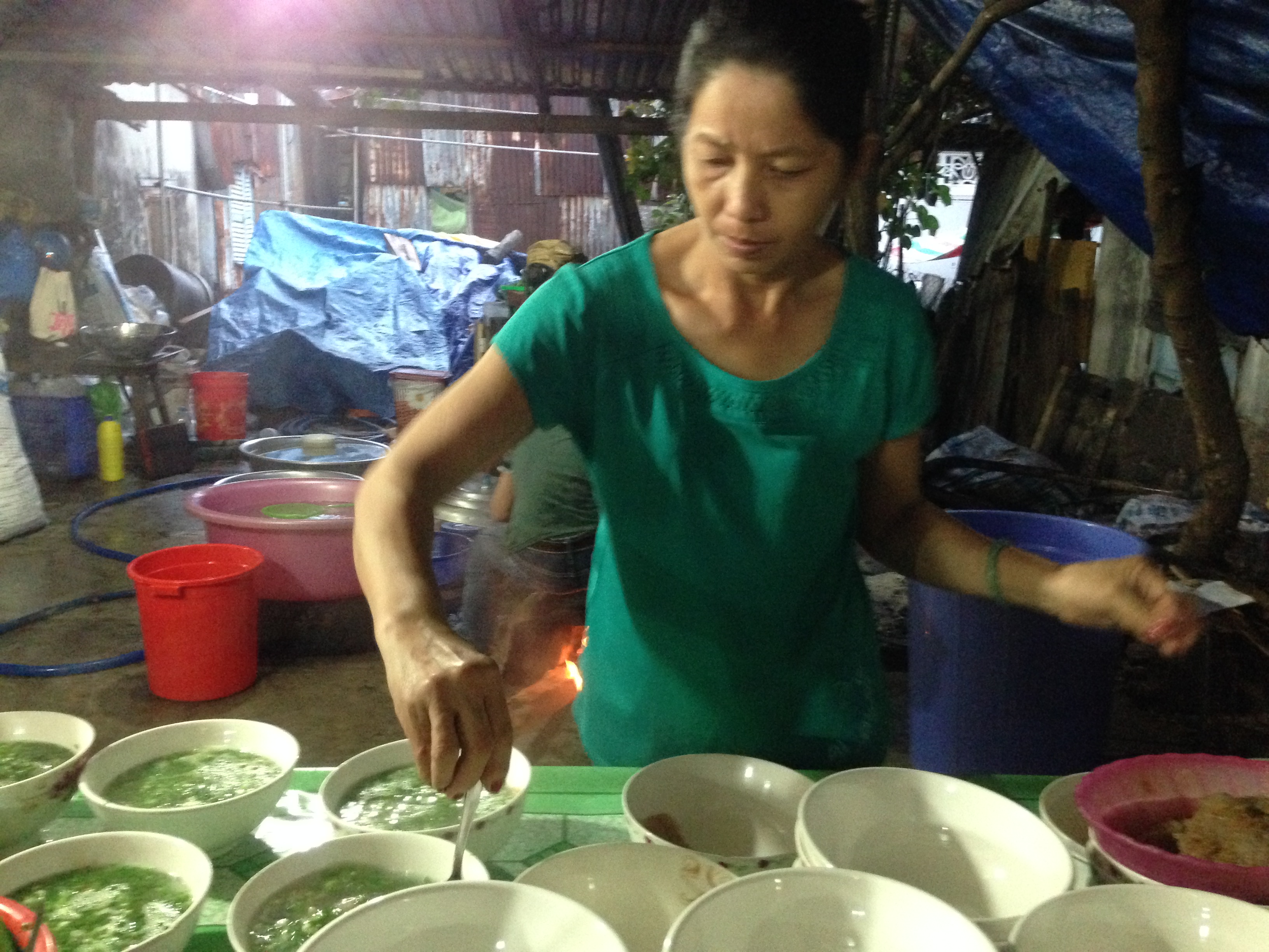 
Chan nước b&uacute;n v&agrave;o t&ocirc;. Ảnh: P.Nhi
