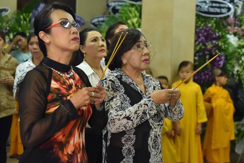 NSND Lệ Thủy, ca sĩ B&iacute;ch Phượng, NSƯT Cẩm Ti&ecirc;n tiễn biệt sầu nữ trong thương tiếc