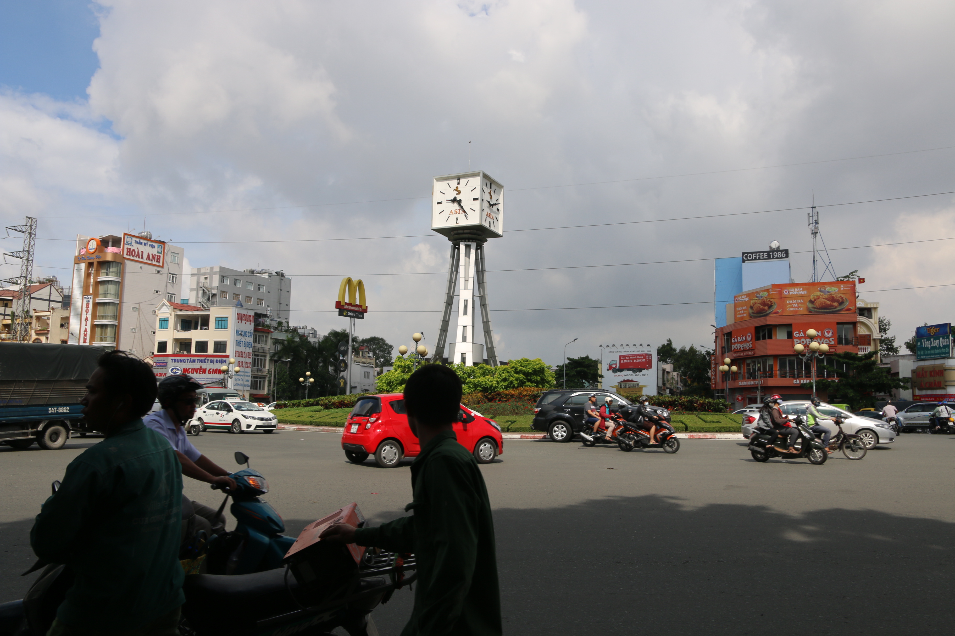 
Ảnh chụp l&uacute;c 10 giờ 10 ph&uacute;t ng&agrave;y 6-10 nhưng kim đồng hồ lại điểm l&uacute;c 9 giờ 25 ph&uacute;t.
