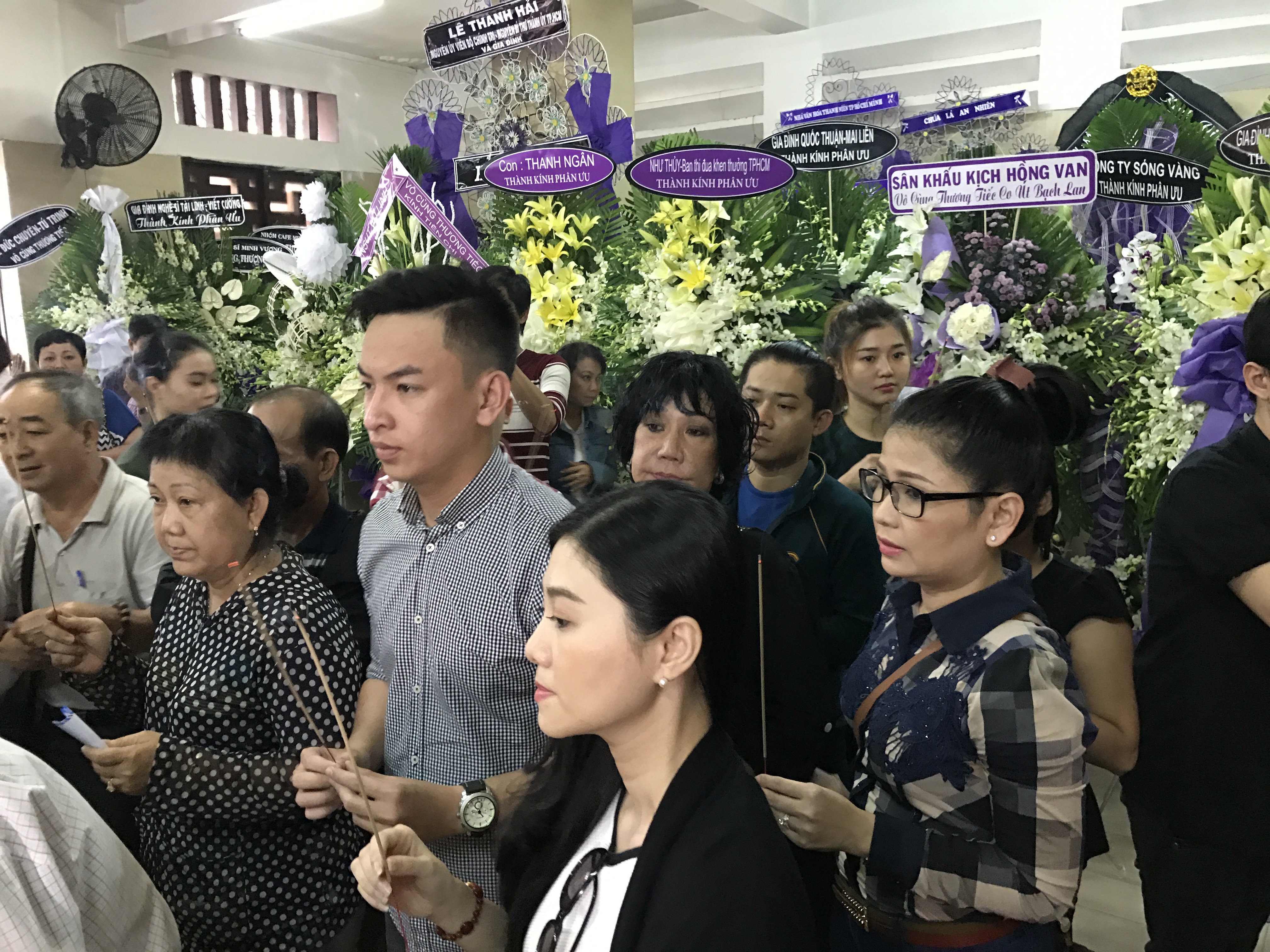 Đ&ocirc;ng đảo nghệ sĩ tiến biệt sầu nữ về nơi an nghỉ cuối c&ugrave;ng