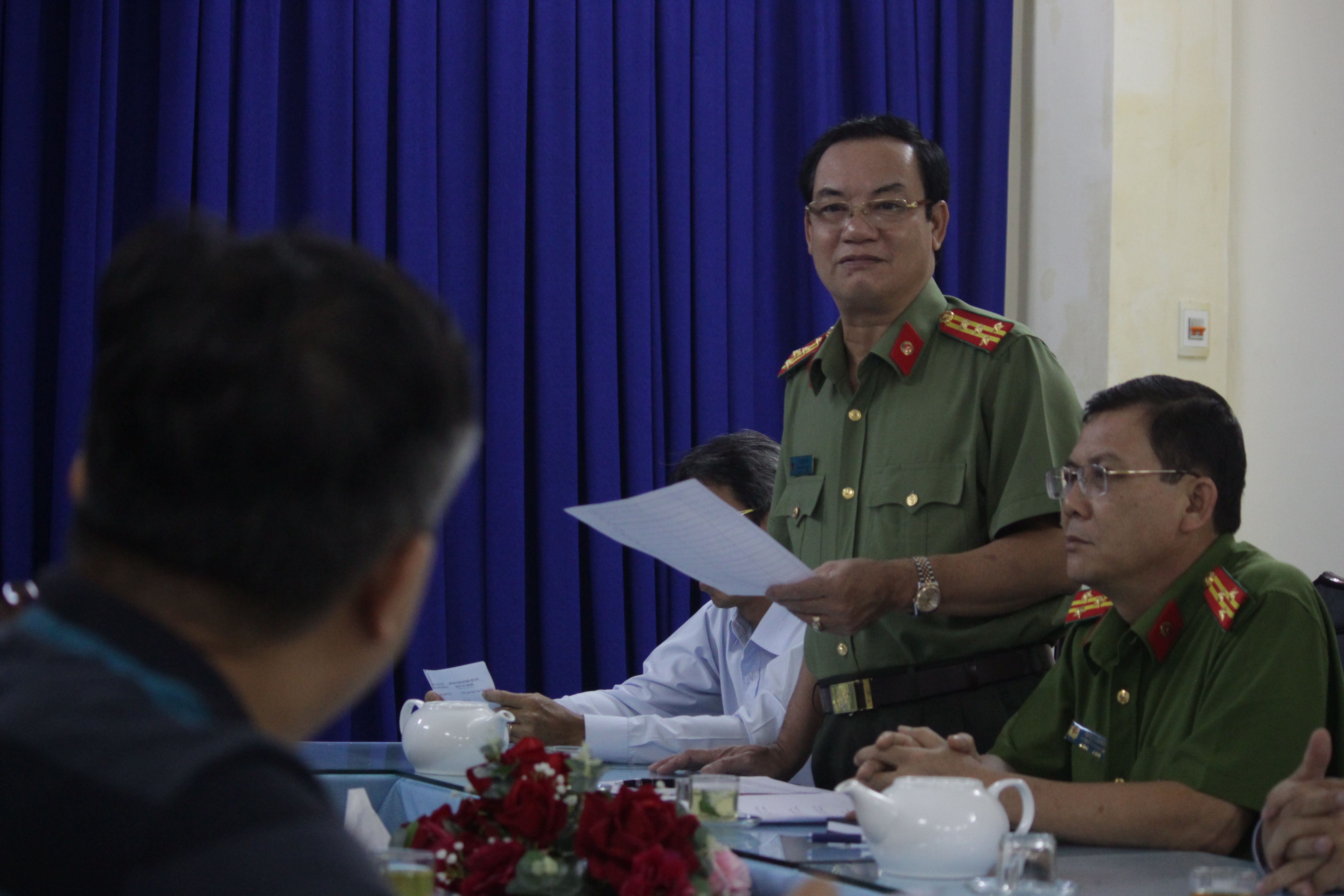 Đại tá Lê Anh Tuấn tại buổi làm việc với báo chí.
