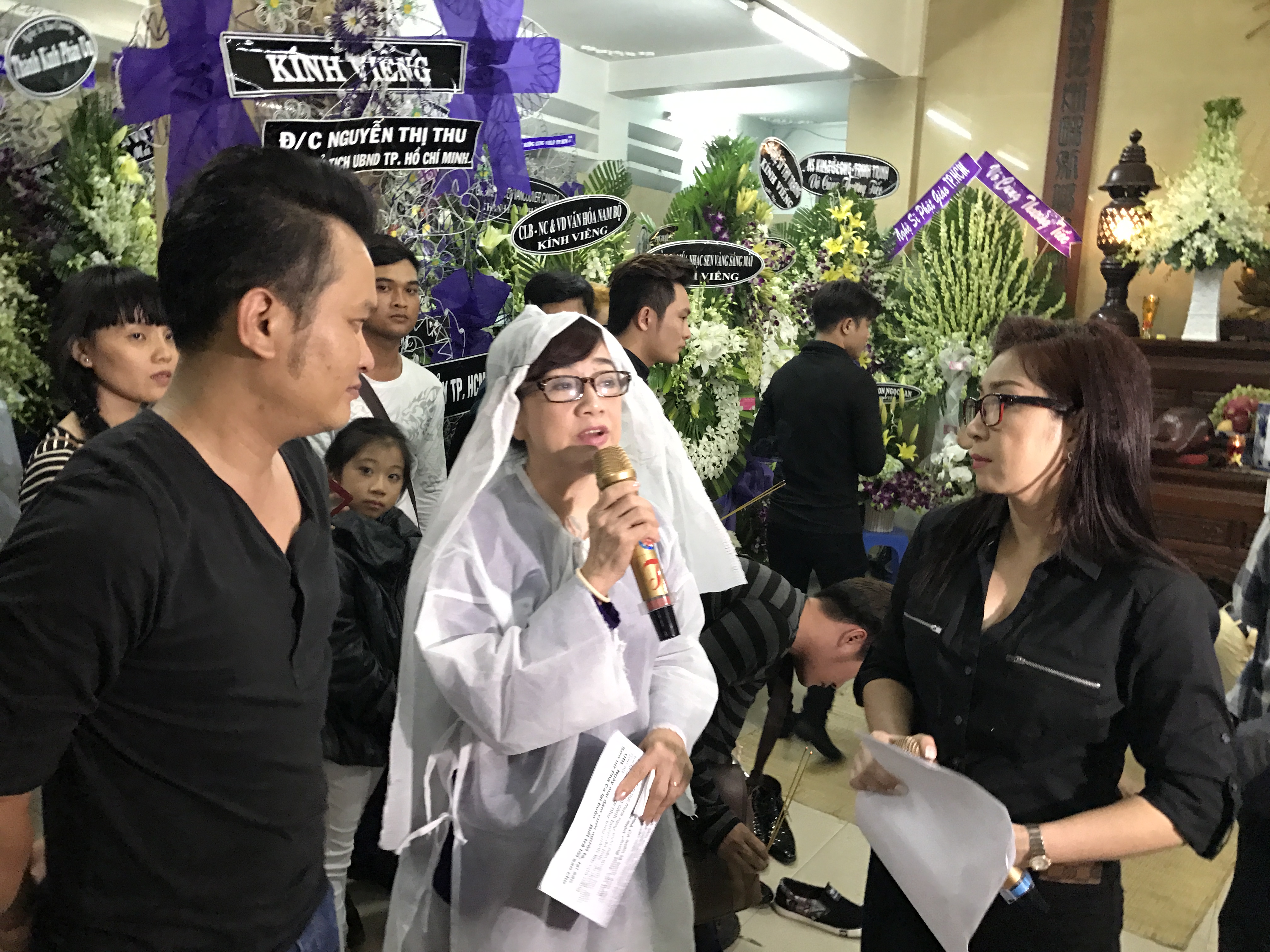 NSƯT Phương Hồng Thủy, Thoại Mỹ, Hữu Quốc trong đ&ecirc;m văn nghệ tiễn biệt sầu nữ &Uacute;t Bạch Lan