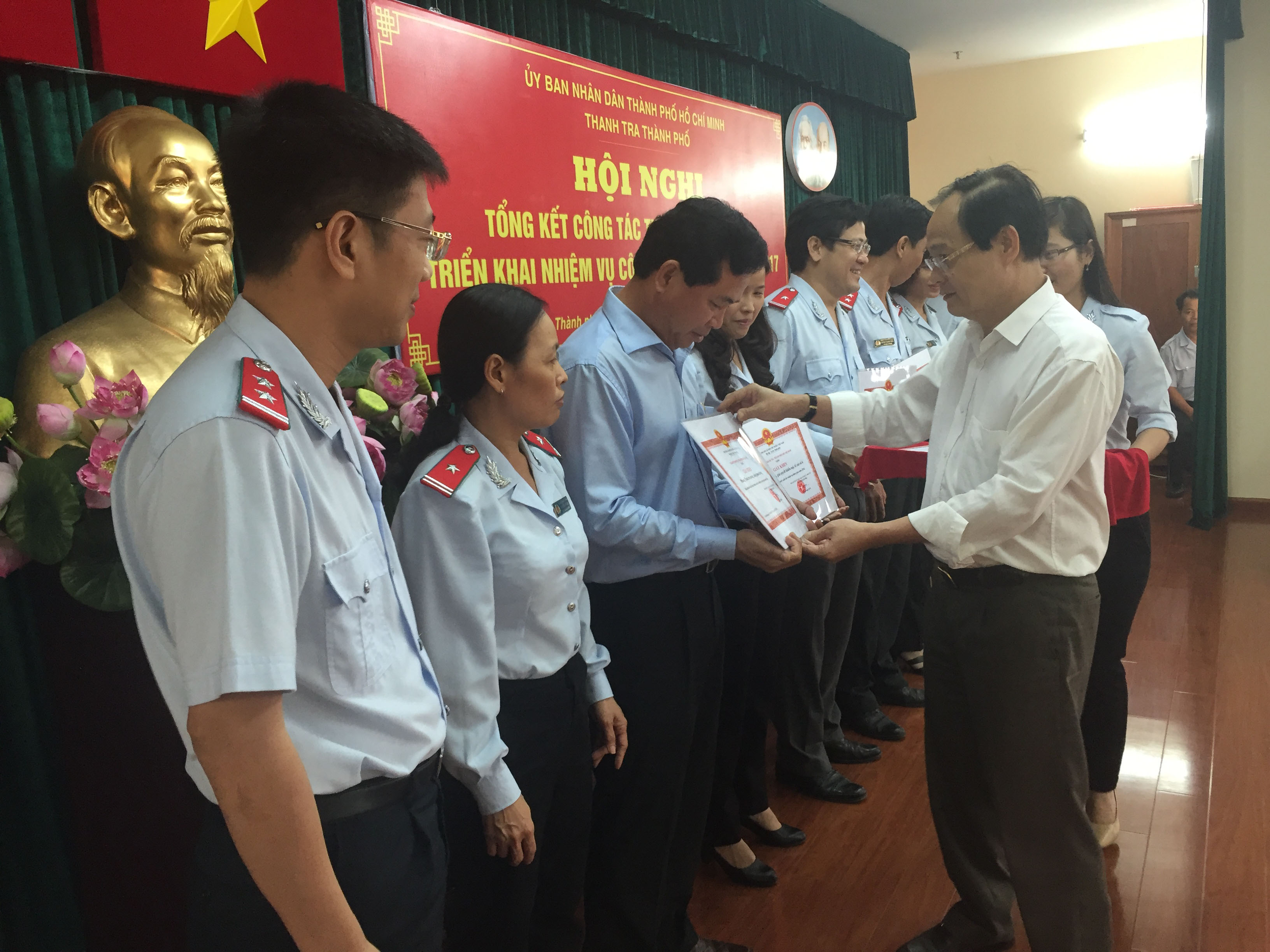 
Tại hội nghị, nhiều c&aacute;n bộ Thanh tra TP được khen thưởng v&igrave; c&oacute; th&agrave;nh t&iacute;ch xuất sắc trong năm 2016
