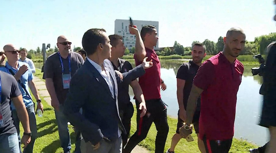 Ném micro phóng viên xuống hồ, Ronaldo gặp rắc rối to