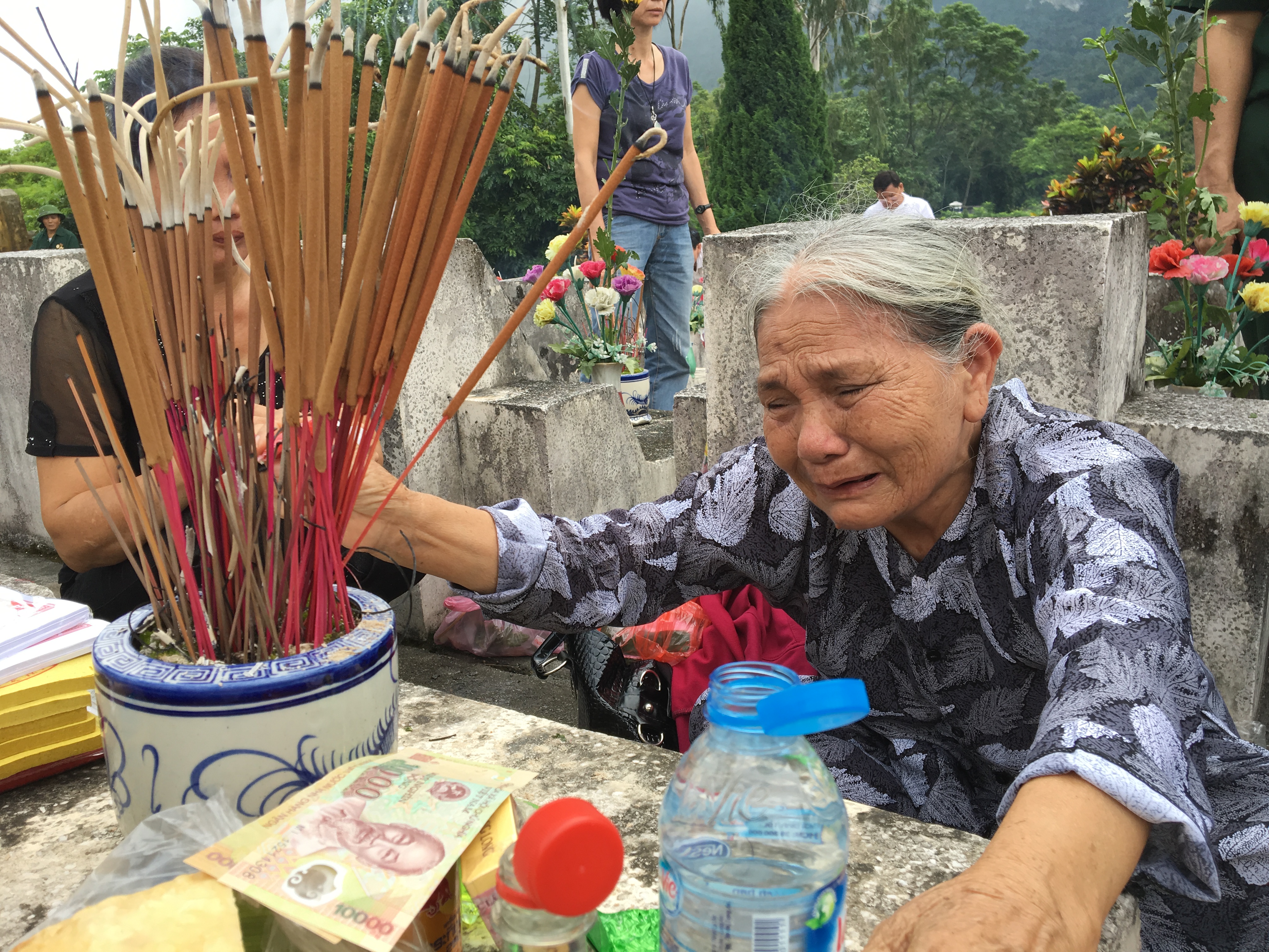 Đẫm lệ nghĩa trang liệt sĩ Vị Xuy&ecirc;n ng&agrave;y giỗ trận Sư đo&agrave;n 356