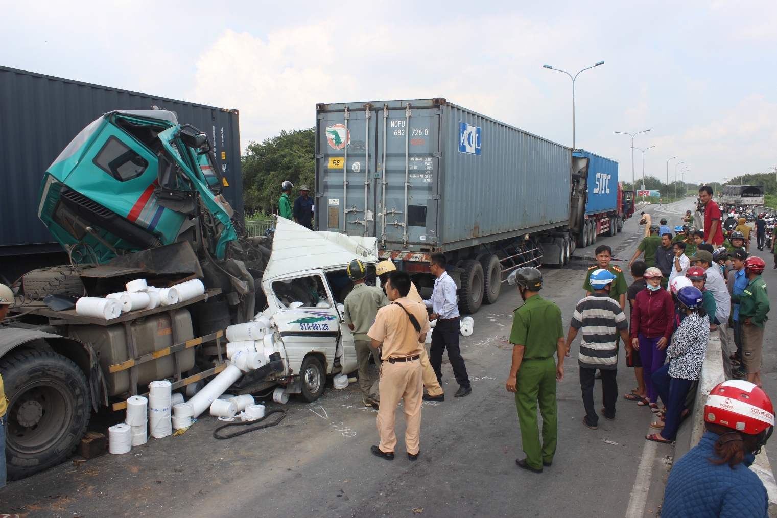 Các phương tiện dính chùm vào nhau sau vụ tai nạn