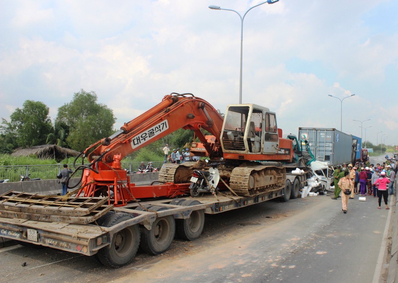 Chiếc xe đầu kéo chở máy cẩu tại hiện trường