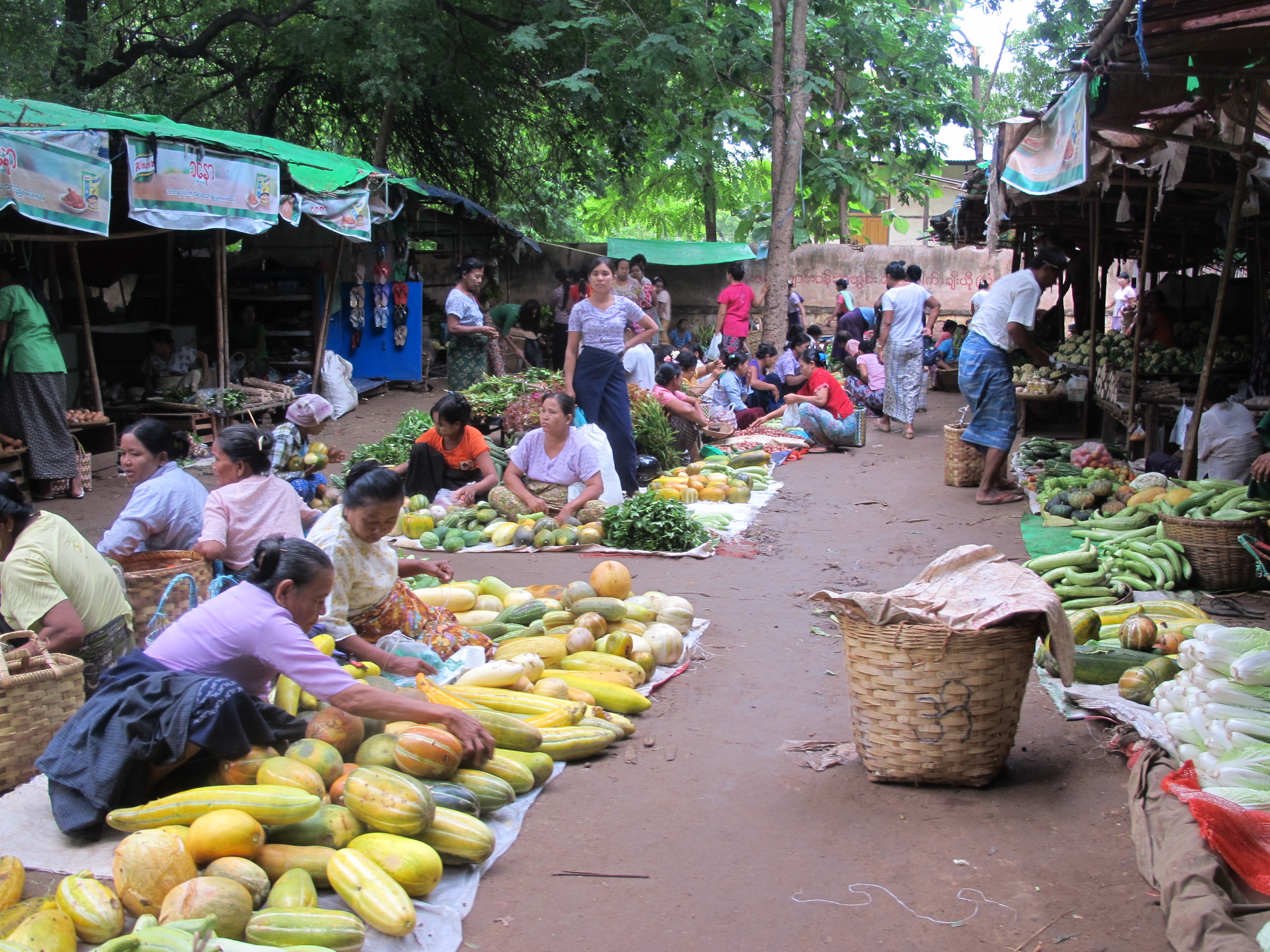 Một khu chợ trời ở thị trấn Nyaung-U