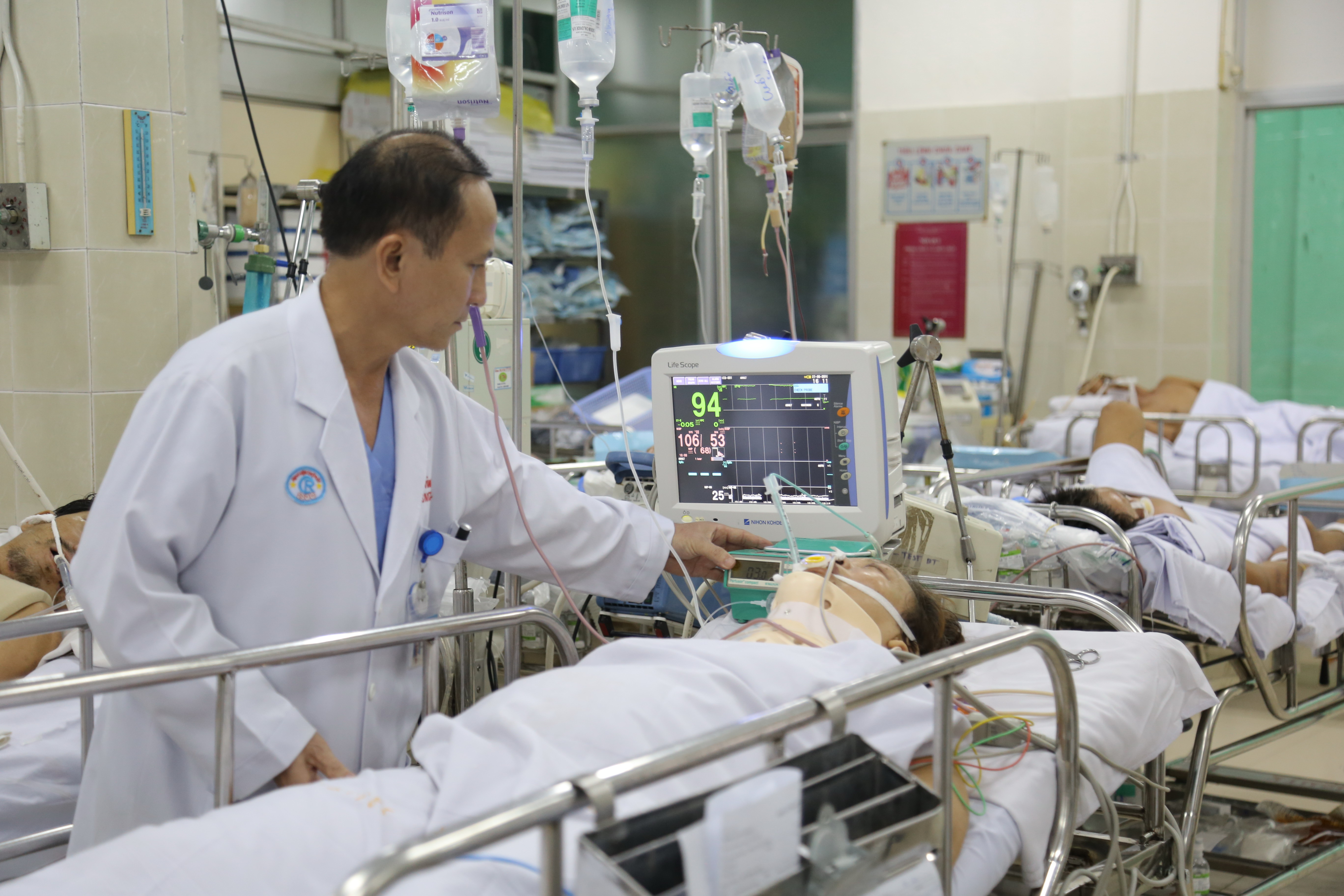 Chuyển viện người đột quỵ, xe cấp cứu tông luôn xe tải