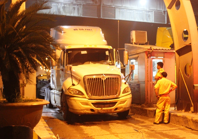 Cán chết người, xe đầu kéo bỏ chạy kéo lê xe máy nạn nhân
