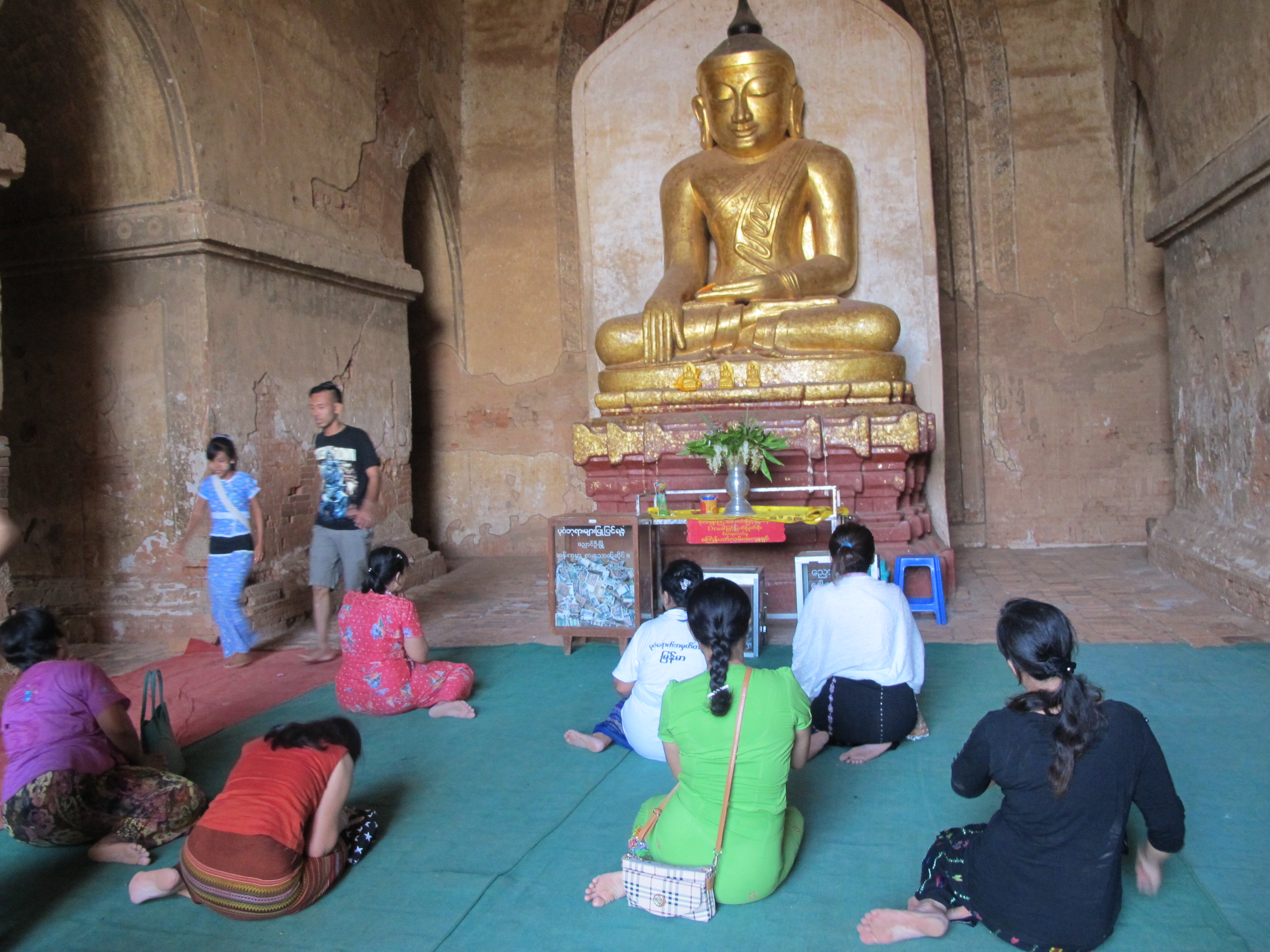 Người dân vào đền cầu nguyện