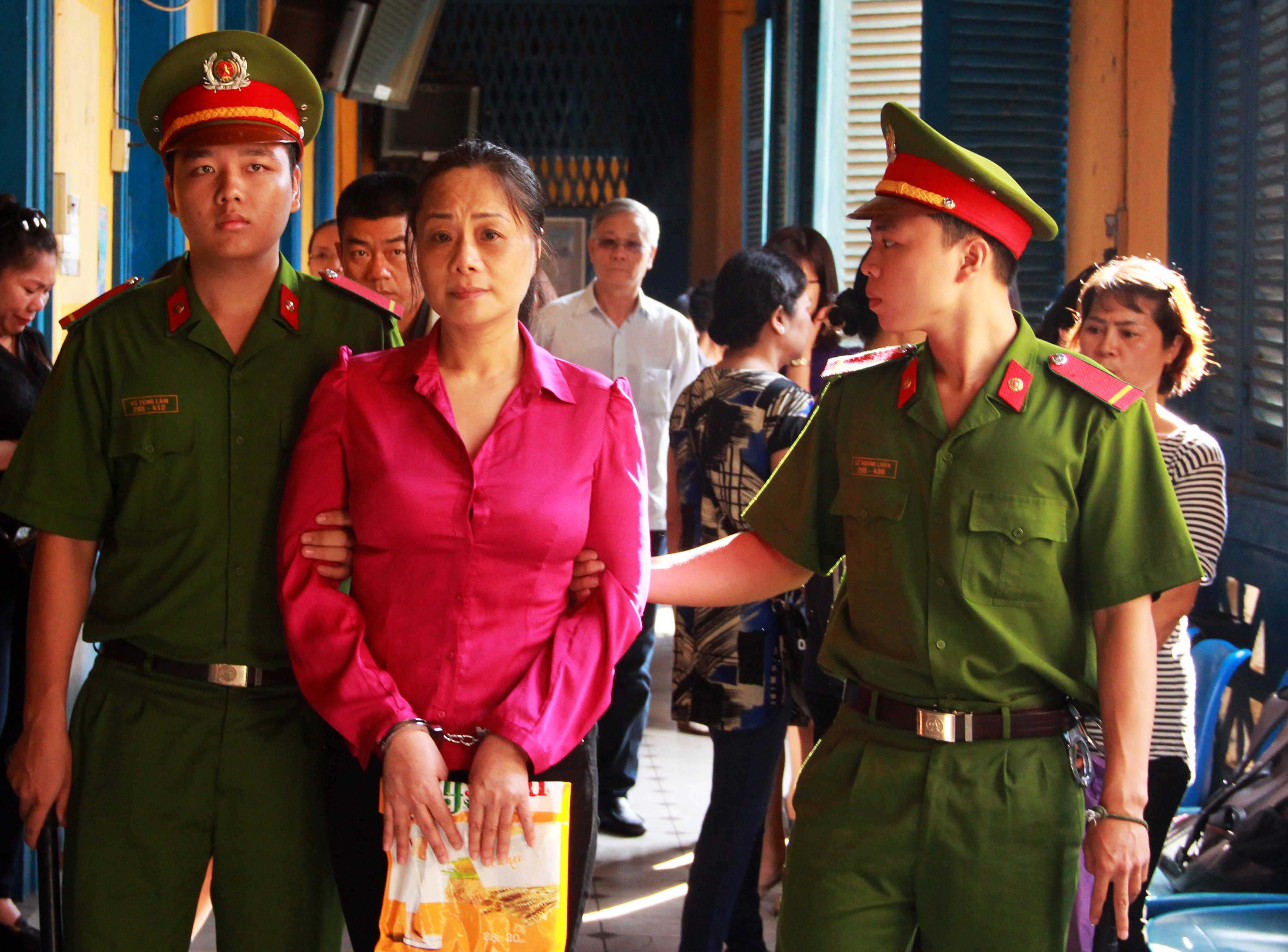 
&lsquo;Hoa hậu qu&yacute; b&agrave;&rsquo; Trương Thị Tuyết Nga sau phi&ecirc;n t&ograve;a sơ thẩm.

