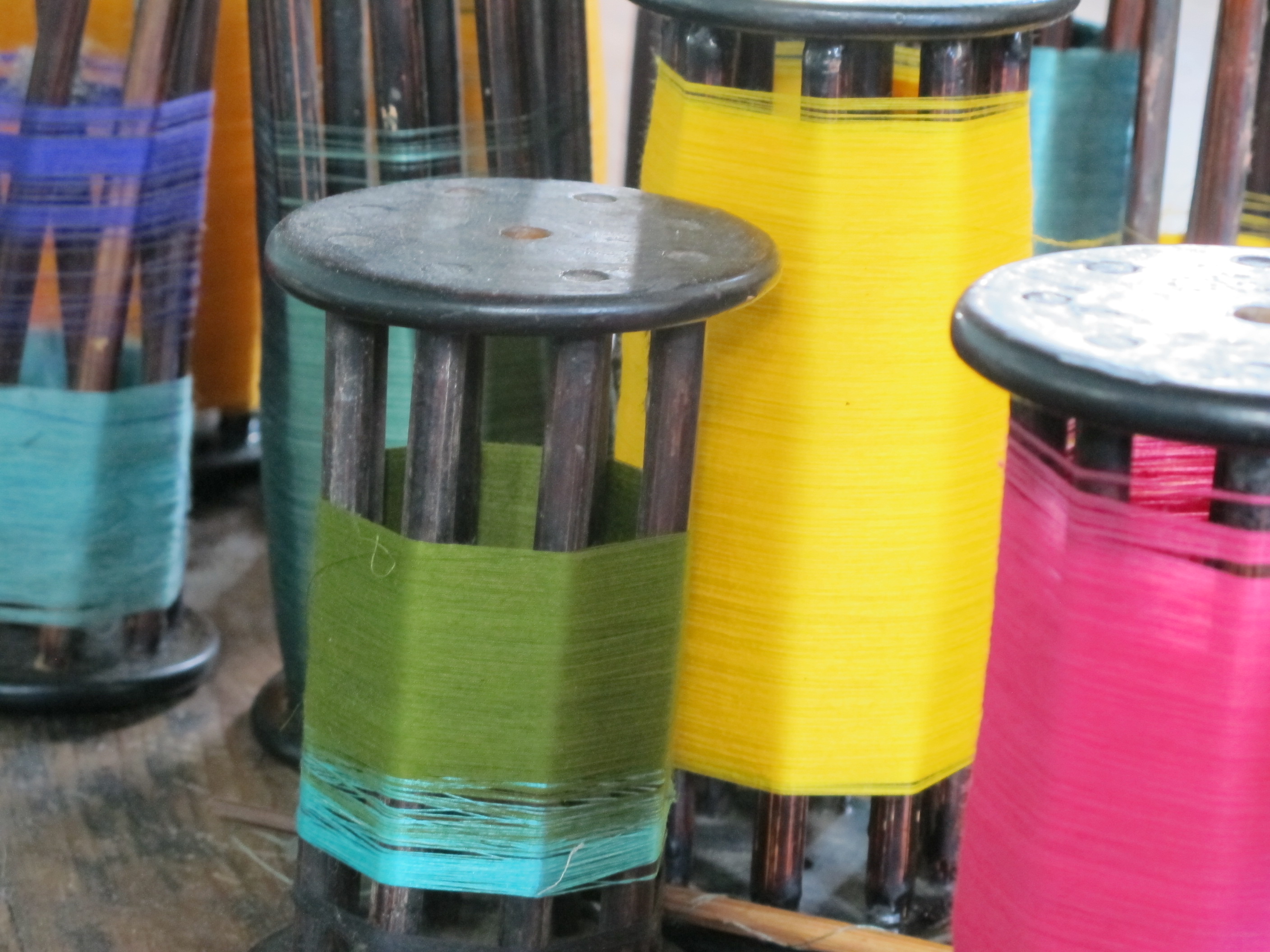 Để có màu khác nhau người ta dùng những loại nhựa cây khác nhau