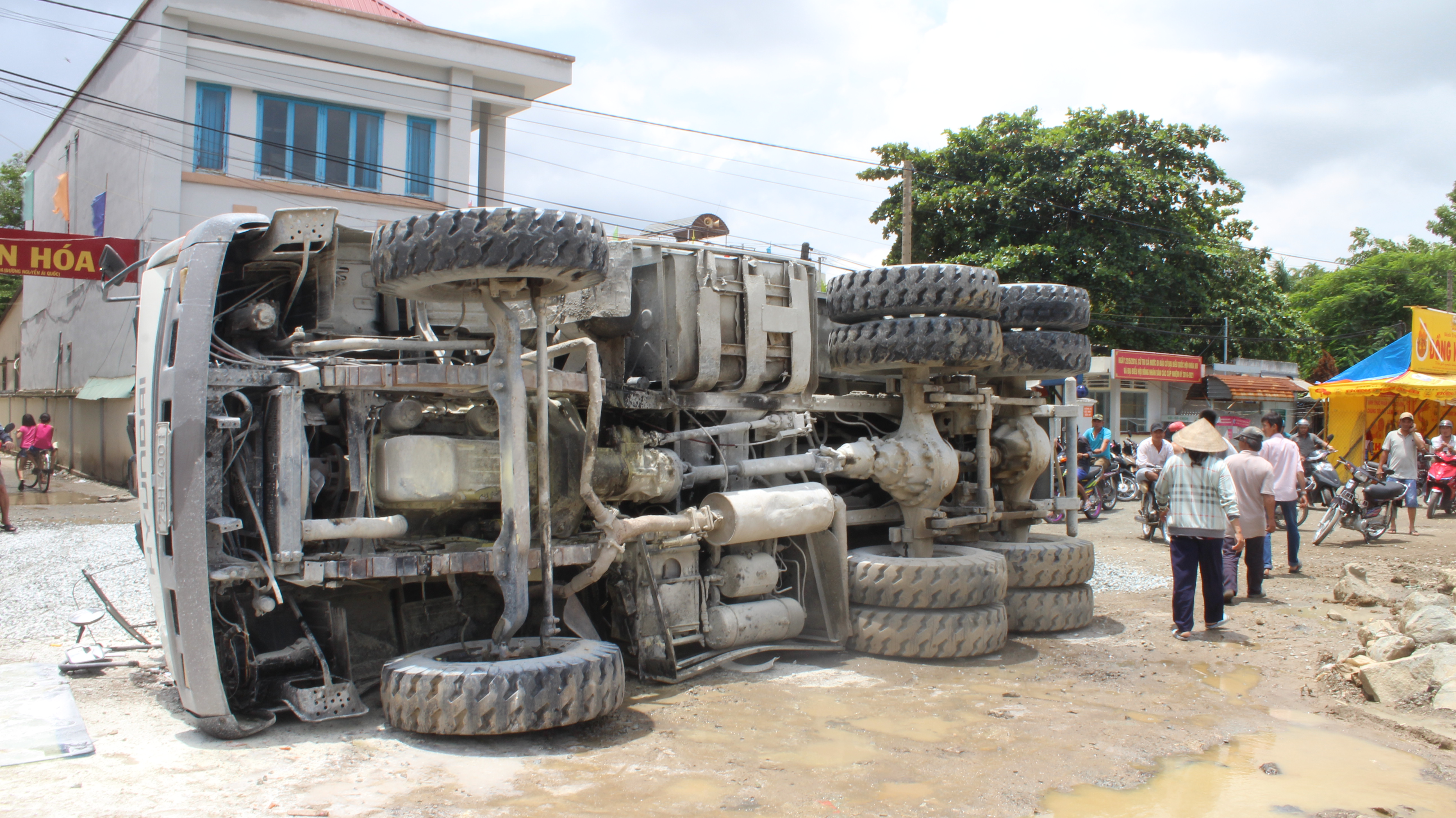 Xe ben phóng như điên, lật nhào trước cổng UBND xã