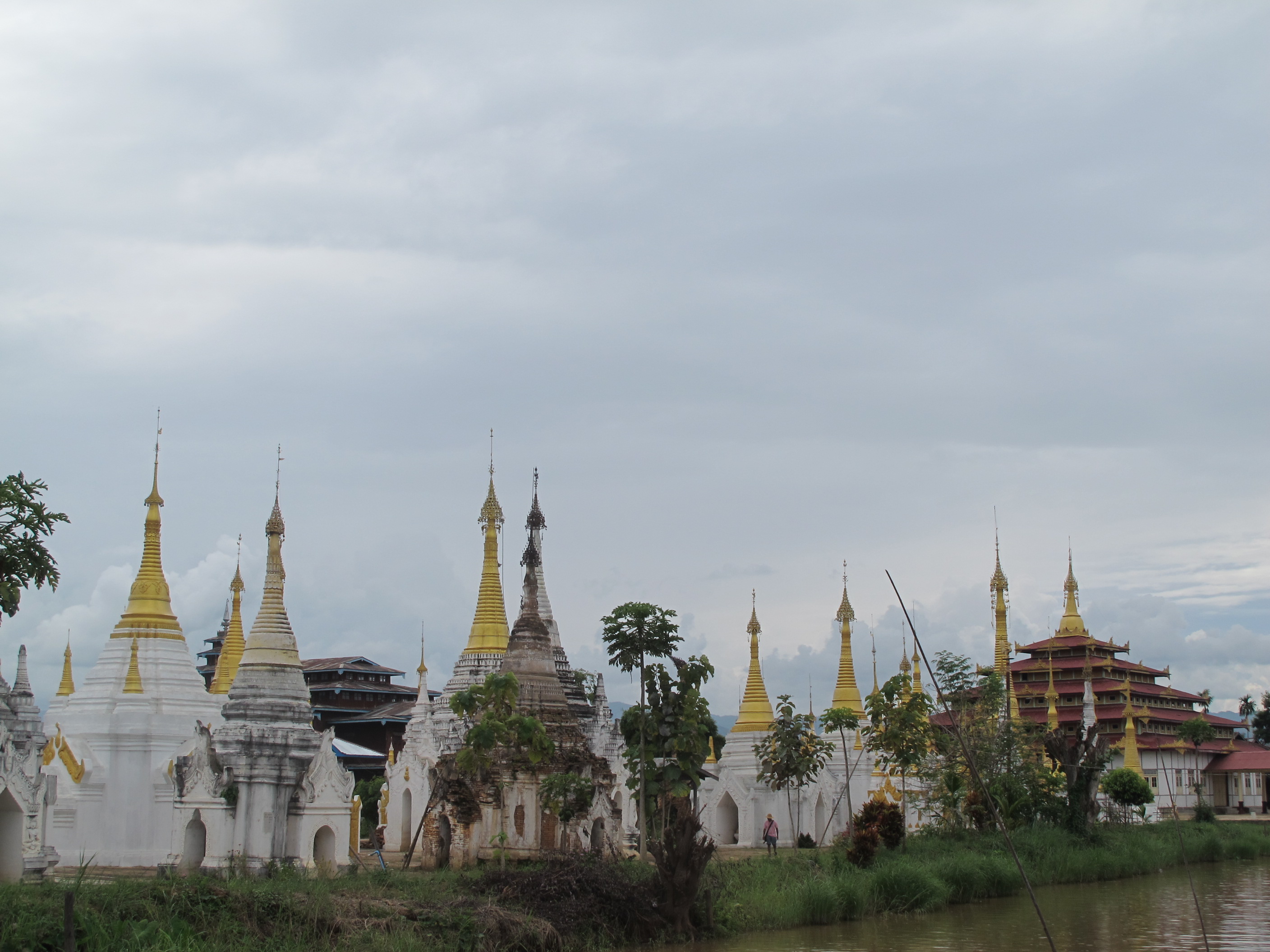 Những ngôi đền ven sông