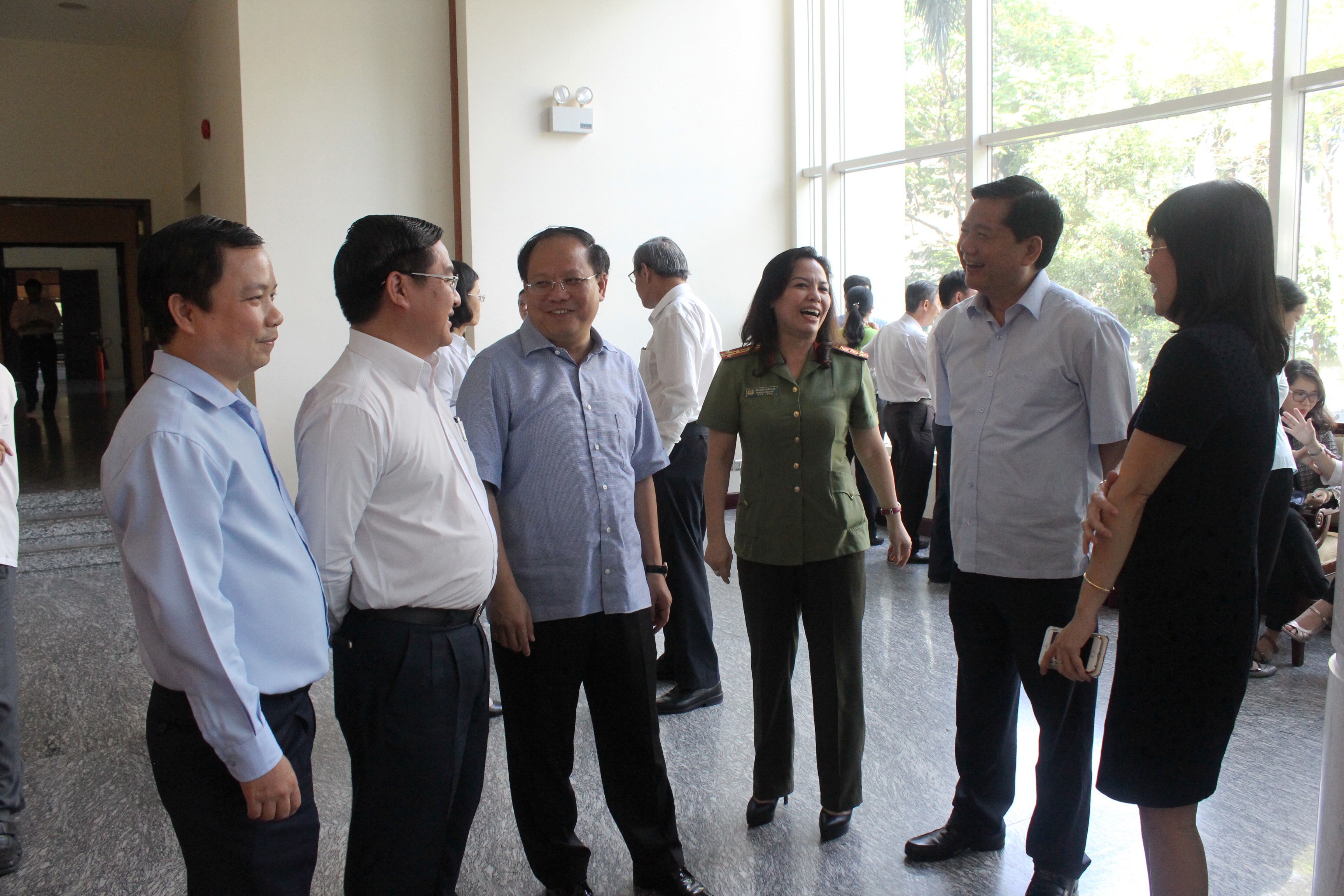 Bí thư Thành ủy TP HCM Đinh La Thăng (thứ 2 từ phải qua) và Phó Bí thư Thường trực Thành ủy TP HCM Tất Thành Cang (thứ 3 từ trái qua) trao đổi với đại biểu bên lề hội nghị. Ảnh: Bảo Nghi