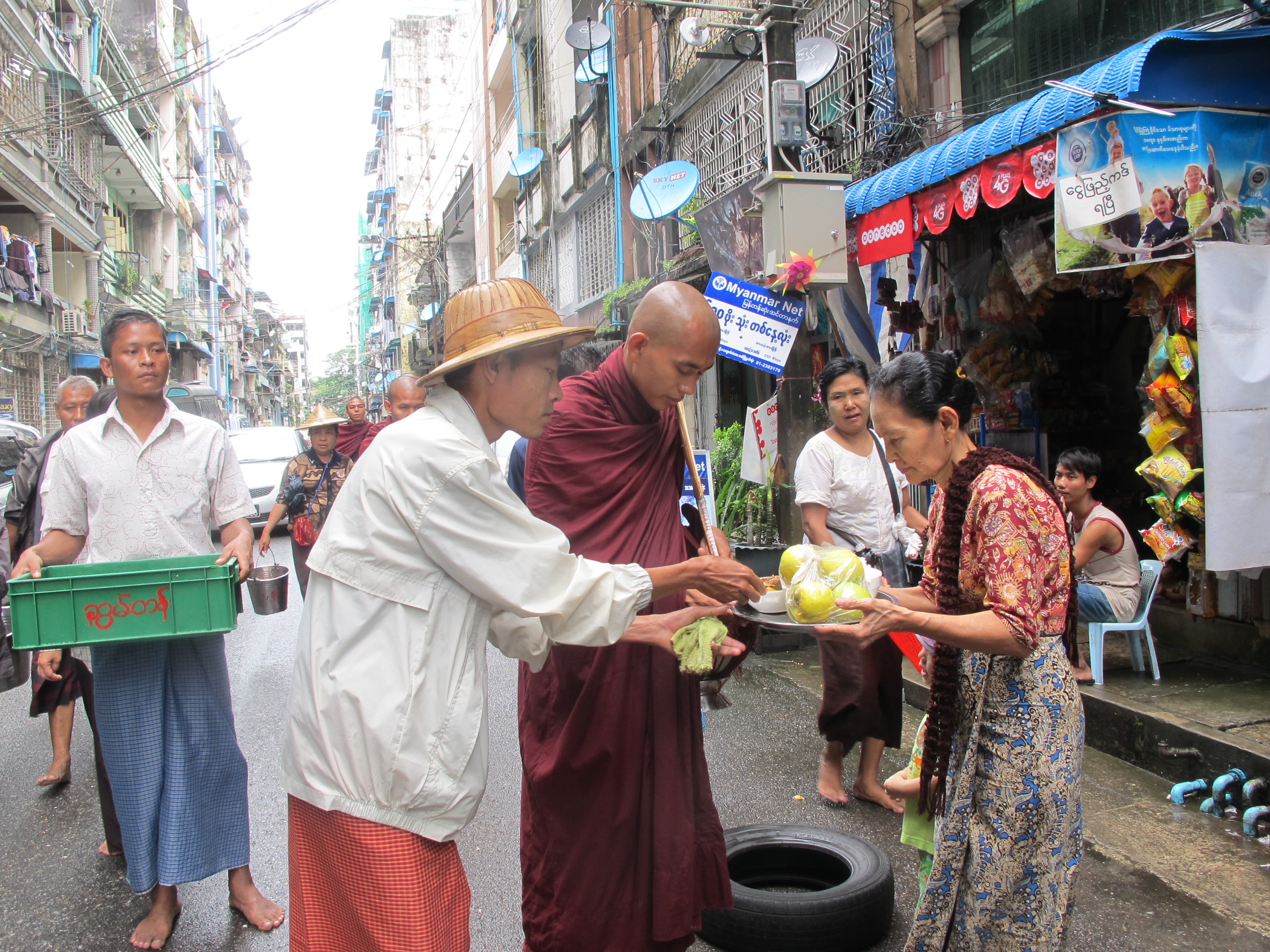 Nhà sư đi khất thực vào ngày rằm