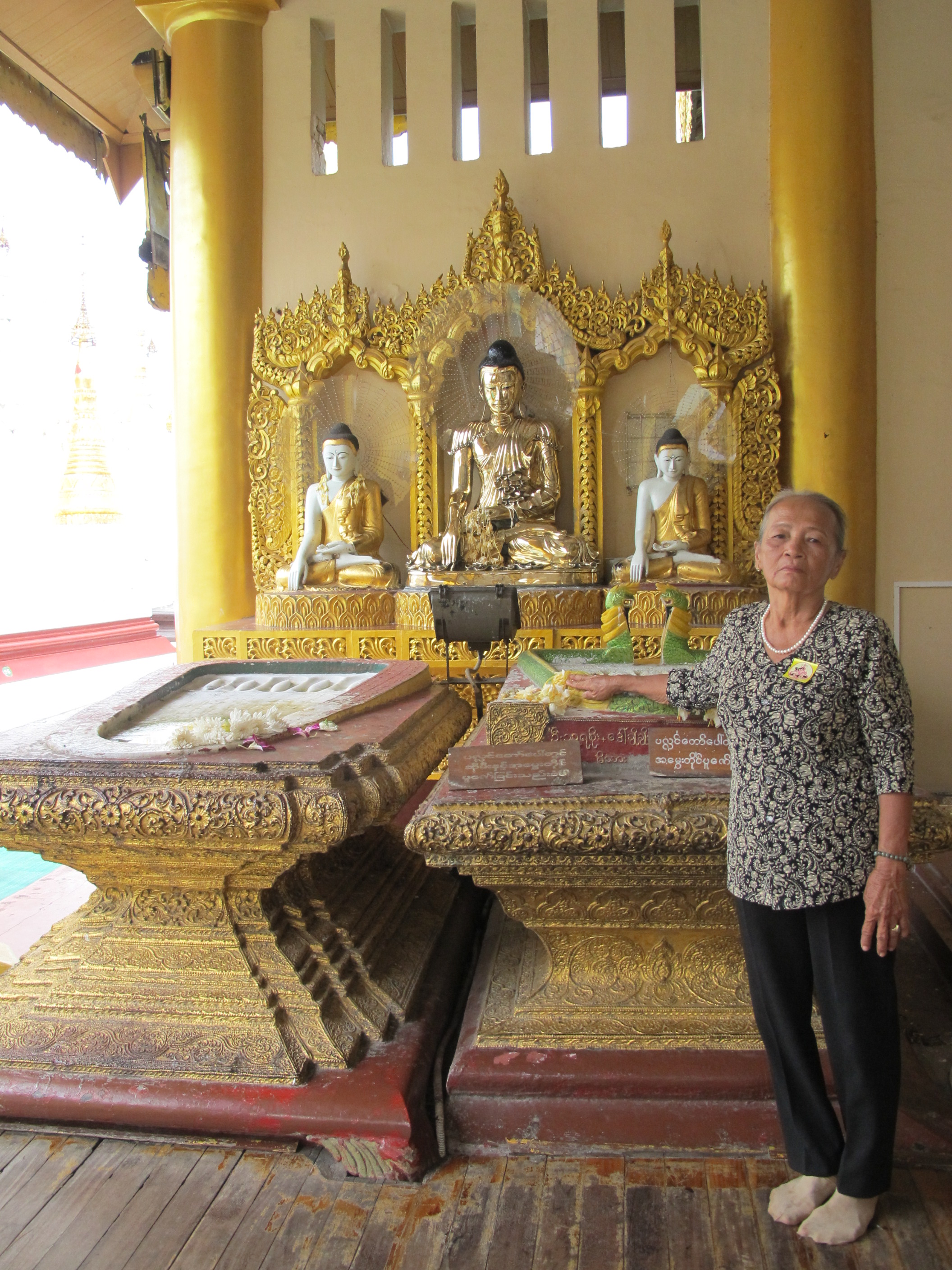 Bên trong chùa Sule