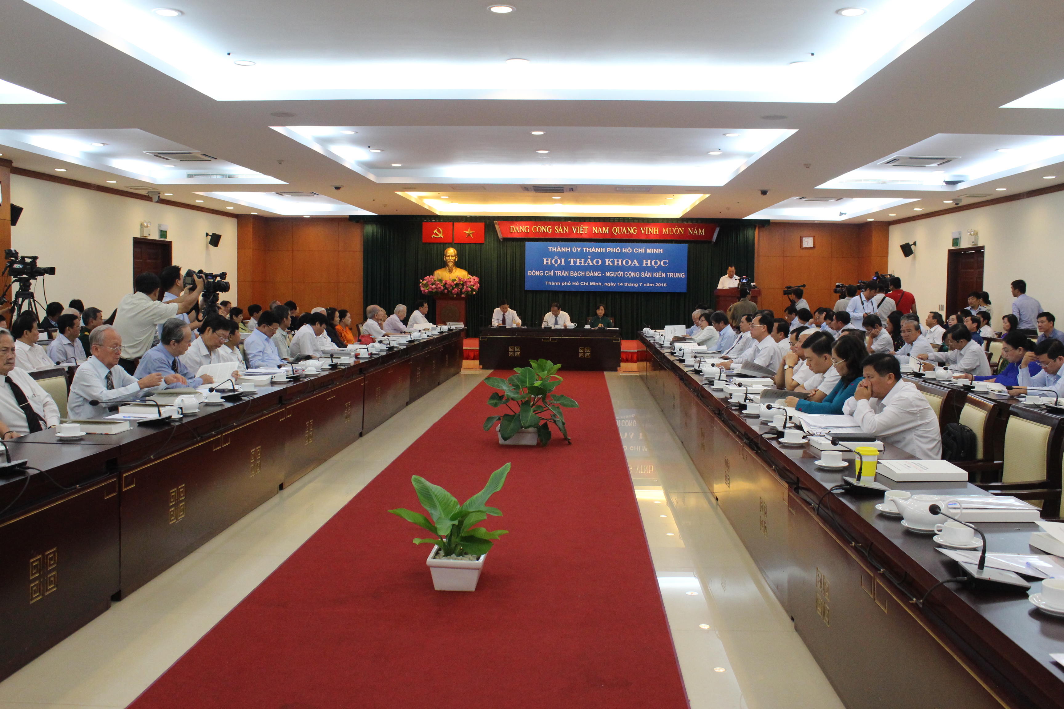 Trần Bạch Đằng: "Người Cộng sản kiên trung"