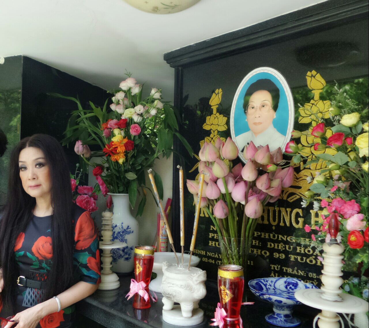 NS Mỹ Châu bất ngờ viếng mộ NSND Phùng Há trong ngày giỗ