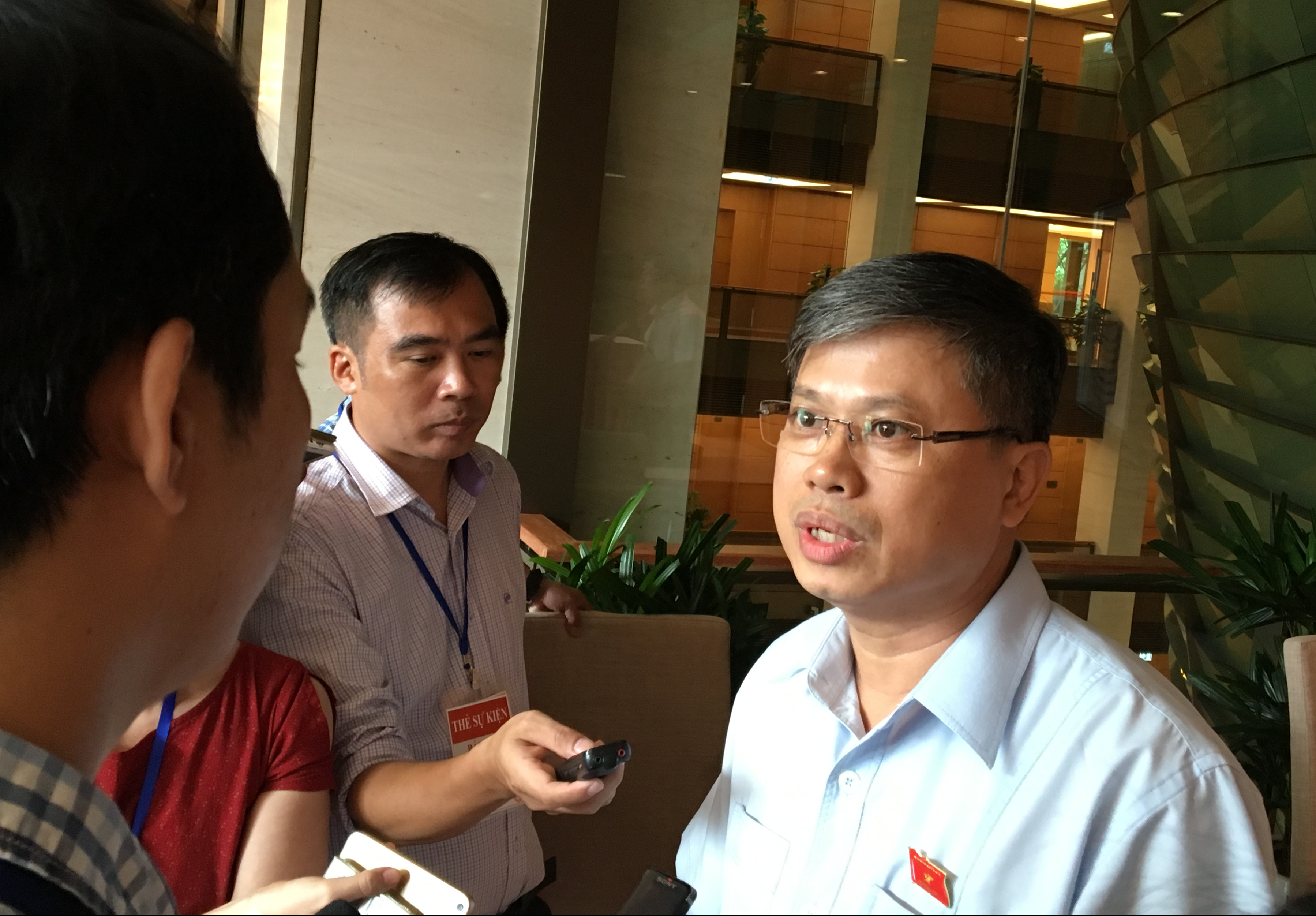 "Cái gì địa phương cũng không biết, không chịu trách nhiệm"