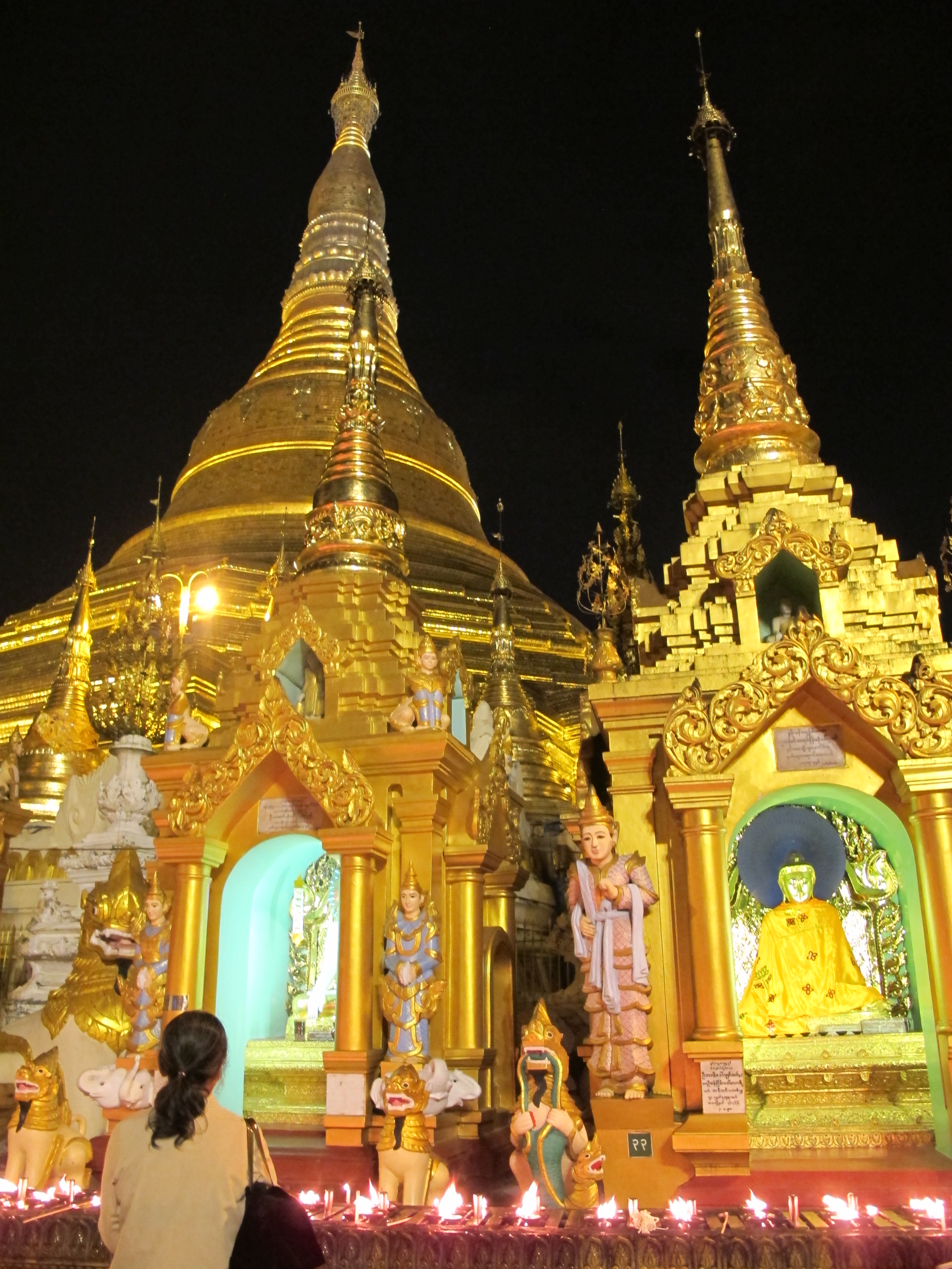 Chùa Shwedagon vào ban đêm