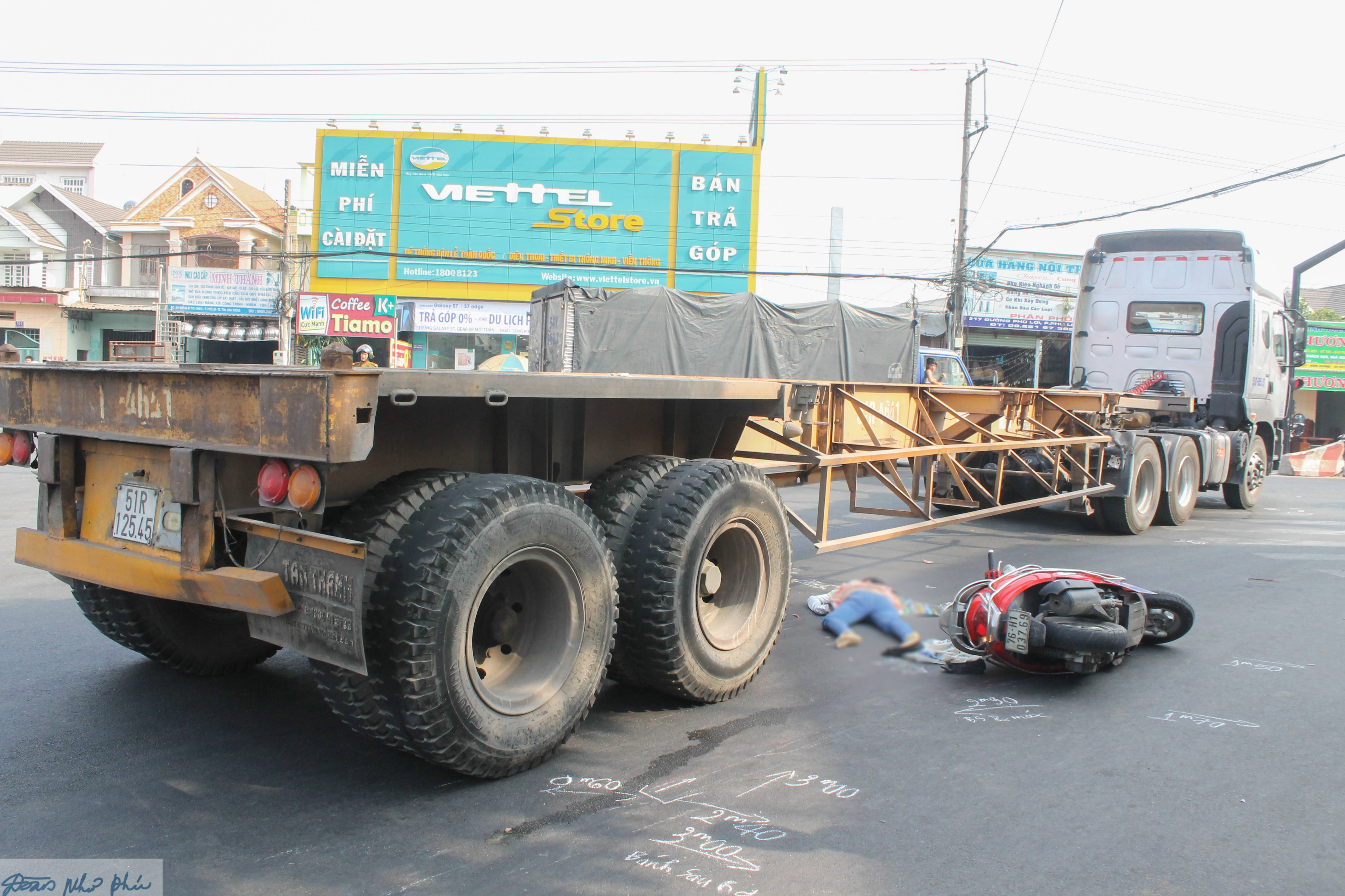 Phóng bạt mạng, xe container cán chết cô gái