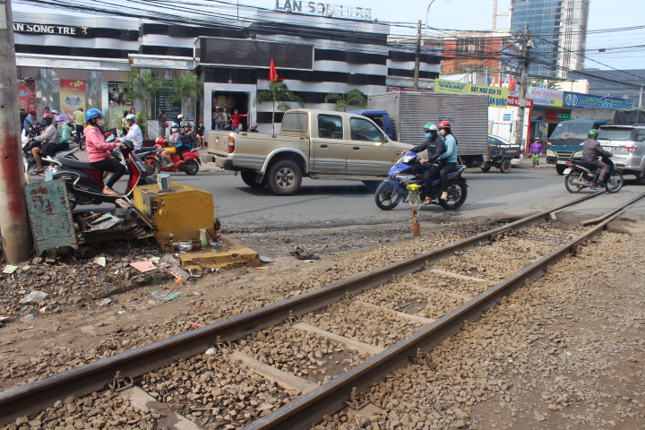 
Khu vực đường sắt giao đường bộ c&oacute; r&agrave;o chắn đoạn qua nội &ocirc; TP Bi&ecirc;n H&ograve;a, nơi xảy ra vụ việc
