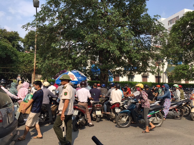 
B&atilde;i gửi xe cho kh&aacute;ch tại BV Bạch Mai chuẩn bị đ&oacute;ng cửa để phục vụ c&ocirc;ng t&aacute;c x&acirc;y dựng, cải tạo BV
