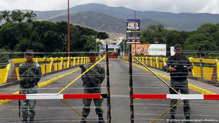Lính Venezuela đấu súng với cảnh sát Colombia
