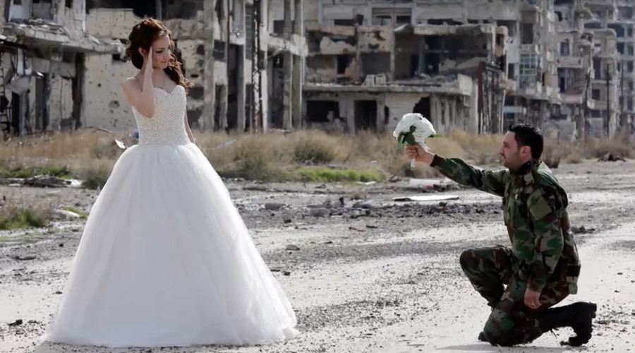 Bộ ảnh cưới giữa chiến tranh đổ nát ở Syria gây tranh cãi