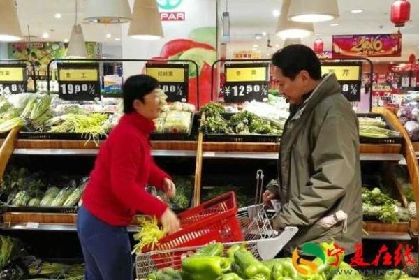 Trung Quốc: Chủ tịch tỉnh bị ném đá vì... "diễn sâu"?