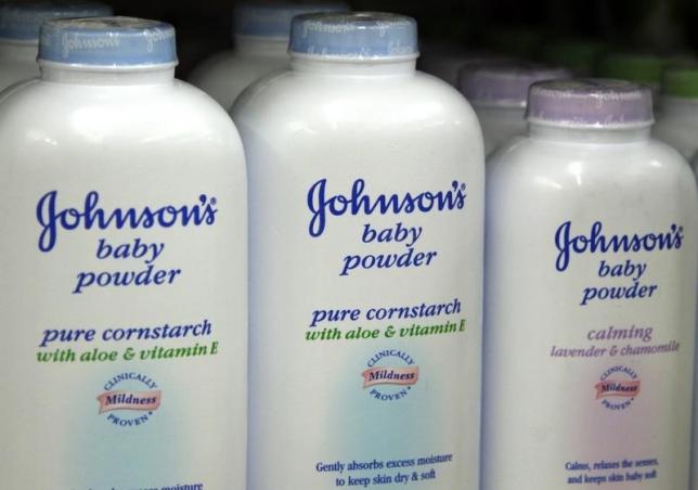 Bị kiện phấn rôm gây ung thư, Johnson & Johnson bồi thường 72 triệu USD