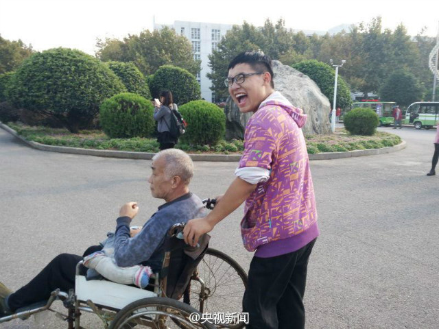 Trung Quốc: Sống cùng cha bị liệt ở ký túc xá