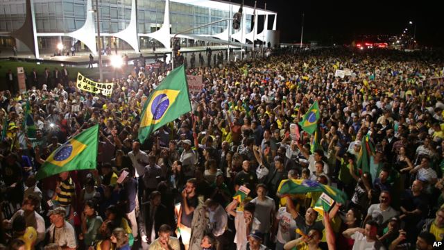 Vừa "cứu" ông Lula, Tổng thống Brazil đối mặt luận tội