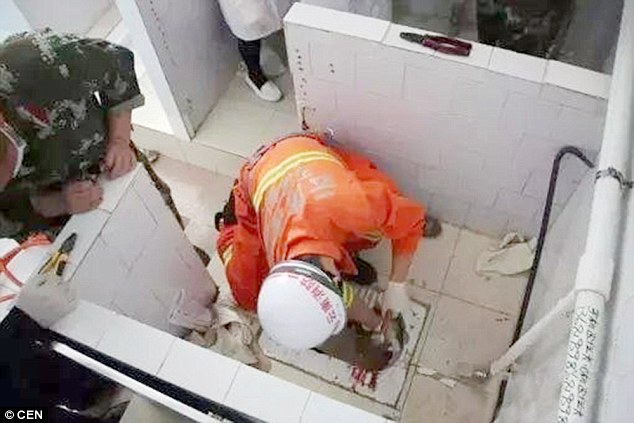 Giải cứu bé sơ sinh kẹt trong ống xả bồn cầu bệnh viện