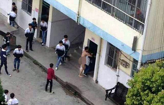 Giáo viên lột đồ, đòi cưỡng hiếp nữ sinh giữa ban ngày