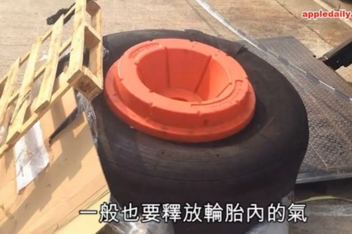 Lốp máy bay phát nổ, giết chết 1 người