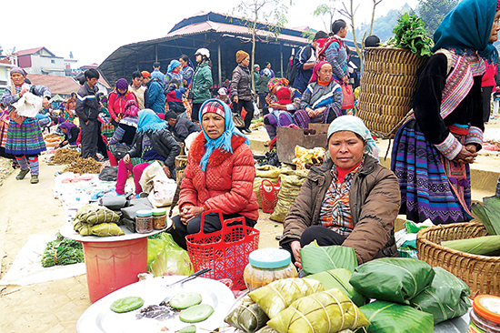 Ăn bánh giầy Nùng chợ phiên Bắc Hà