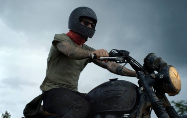 Beckham xuyên rừng cùng Triumph Bonneville đặc biệt N