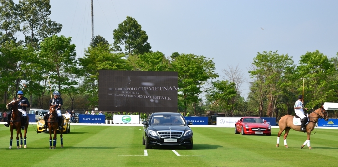 Chuyến trải nghiệm đua xe F1 của Mercedes – Benz được đấu giá hơn 860 triệu đồng
