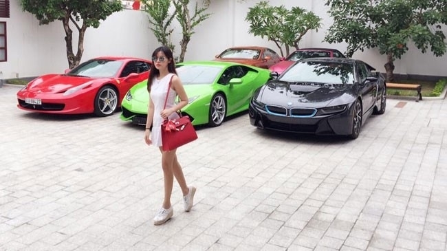 Hot girl Midu khoe dàn xe tiền tỷ của chồng sắp cưới