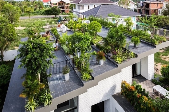 Do kết cấu đặc biệt này, phía trước là nhà một tầng, phía sau là nhà 2 tầng nhưng có sự chuyển tiếp linh hoạt. Chủ nhà có thể ngắm cảnh và thư giãn giữa không gian xanh mướt.