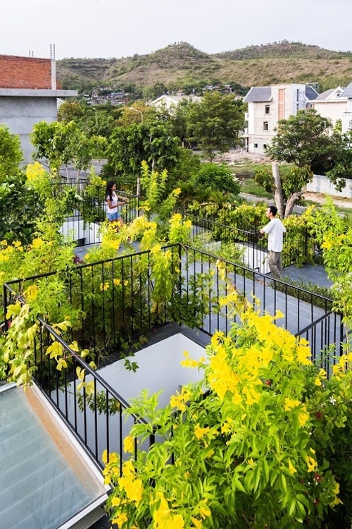 Do nhà có diện tích lớn nên kiến trúc sư có thể quy hoạch thành những mảng cây, hoa, có lối đi lát gạch rộng rãi. Lan can có thiết kế thanh thoát, có độ cao đảm bảo an toàn.