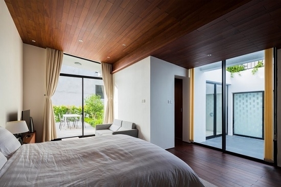Ngôi nhà được thiết kế thống nhất từ kiến trúc tới nội thất, đều mang phong cách tối giản. Ngoài ra, công trình cũng thể hiện rõ nét dấu ấn của chuỗi dự án Nhà cho cây của KTS Võ Trọng Nghĩa cùng các cộng sự.